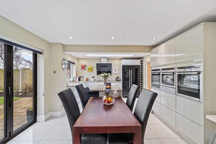 4 Bedroom Detached House For Sale In Crofton Close, Appleton Thorn, WA4 - Photo 2