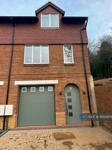 3 Bedroom End Of Terrace House To Rent In Redhill, Redhill, RH1