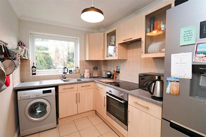 2 Bedroom Flat For Sale In Fleet Road, Fleet, GU51