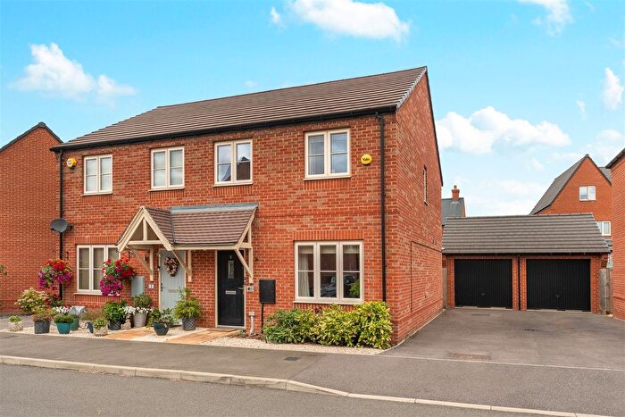 3 Bedroom Semi-Detached House For Sale In Davies Road, Banbury, OX16