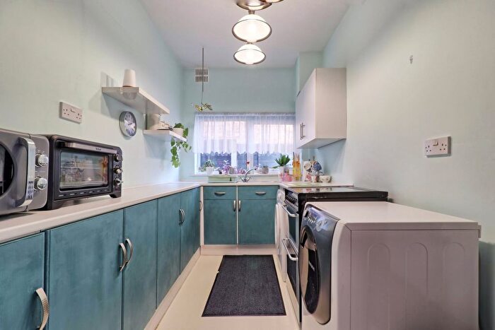 1 Bedroom Flat For Sale In Leighton Avenue, Leigh-On-Sea, SS9