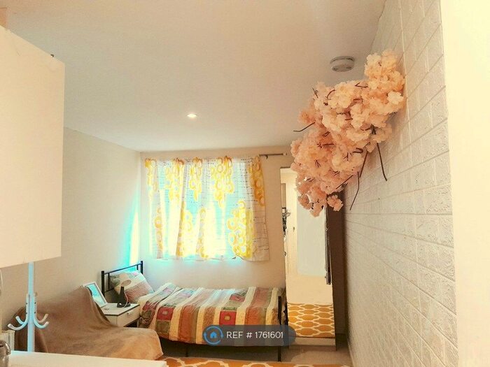 Studio To Rent In London, London, NW9