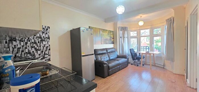 1 Bedroom Flat To Rent In Avondale Crescent, Ilford, IG4