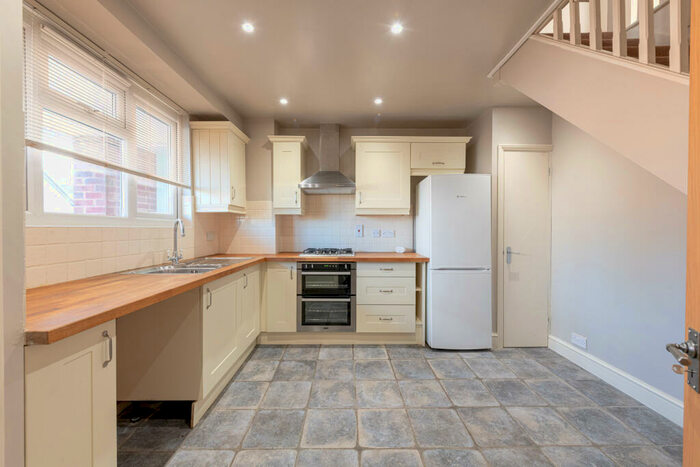 3 Bedroom Flat To Rent In Clancy Court, Trott Street, London, SW11