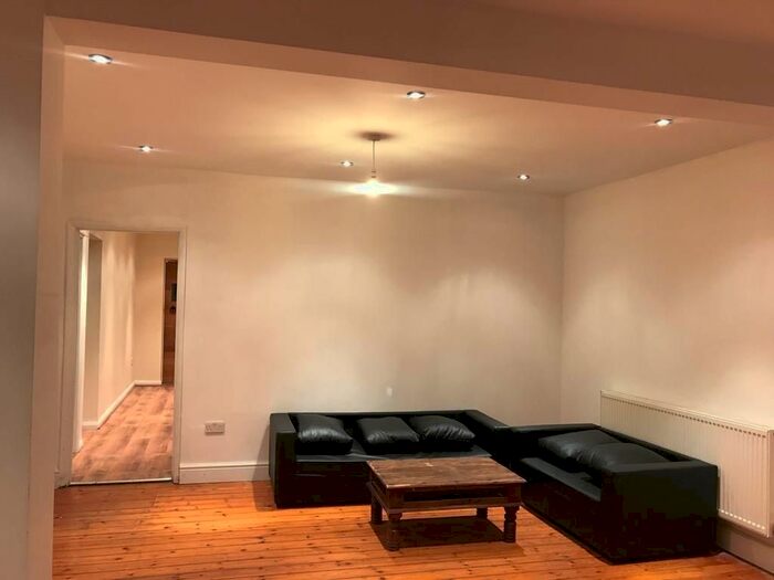 5 Bedroom Detached House For Sale In Hatton Road, Feltham, Greater London, TW14