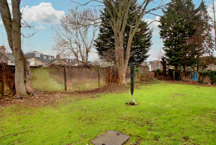 1 Bedroom Flat For Sale In Lincoln Close, South Norwood, SE25