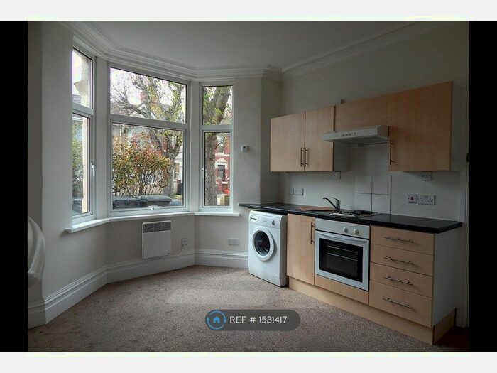 1 Bedroom Flat To Rent In County Road, Swindon, SN1