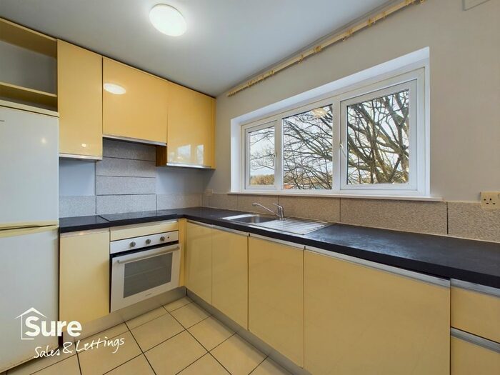 2 Bedroom Flat To Rent In The Square, Marlowes, Hemel Hempstead, Hertfordshire, HP1