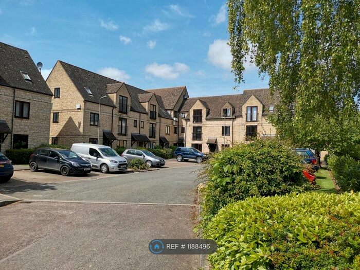 3 Bedroom Flat To Rent In Beechgate, Witney, OX28