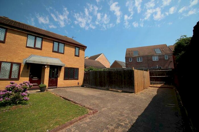 3 Bedroom Semi-Detached House To Rent In Raglan Close, Rushden, NN10