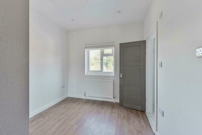 4 Bedroom Semi-Detached House To Rent In Chingford Avenue, , Chingford, London, E4