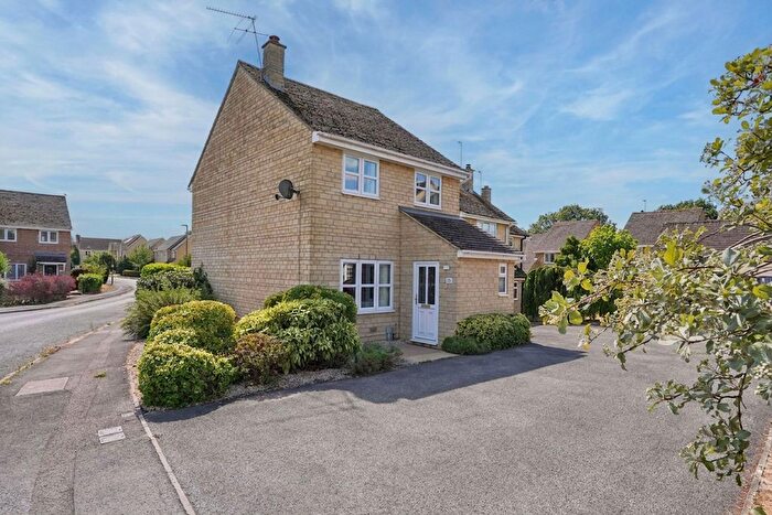 4 Bedroom Link Detached House For Sale In Eton Close, Witney, OX28