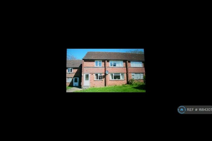 2 Bedroom Maisonette To Rent In Summit Close, Edgware, HA8