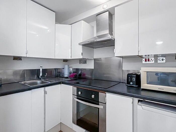 3 Bedroom Flat To Rent In Brick Lane, London, E1
