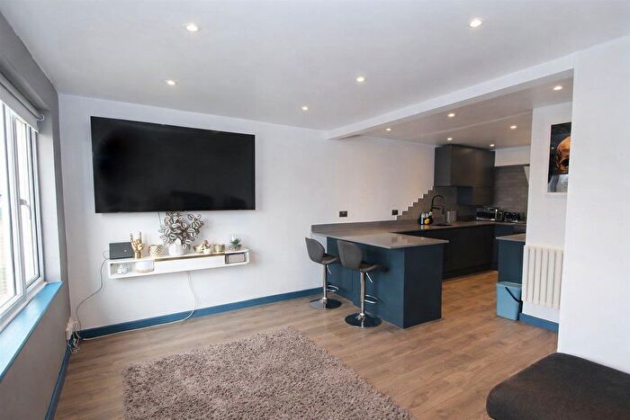 2 Bedroom Flat For Sale In Cotswold Way, Worcester Park, KT4