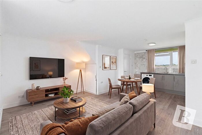 3 Bedroom Maisonette For Sale In Stevenson Way, Wickford, Essex, SS12