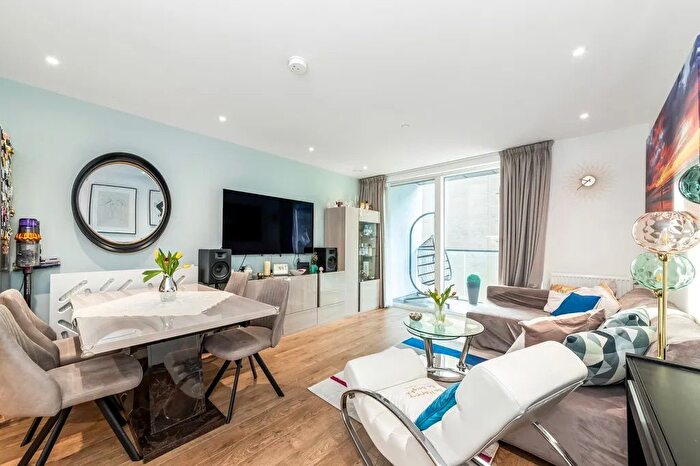 3 Bedroom Flat To Rent In Harrison Walk, Greenwich, SE10