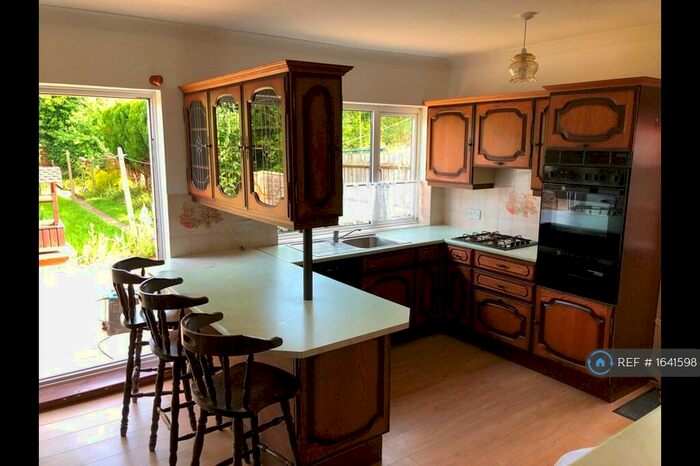 3 Bedroom Semi-Detached House To Rent In Alton Road, Luton, LU1