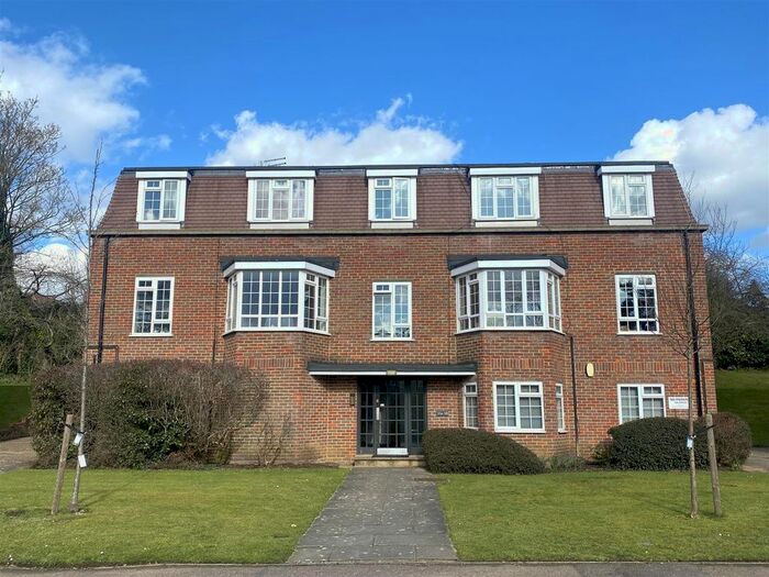 3 Bedroom Flat To Rent In Craigmount, Radlett, WD7