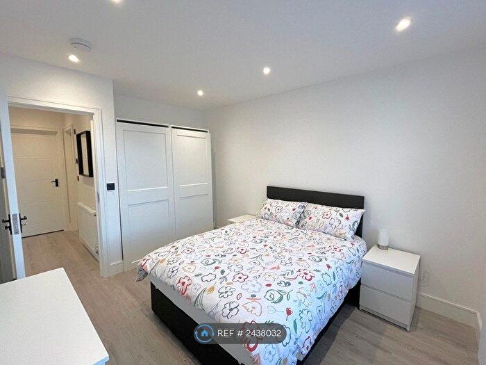 3 Bedroom Flat To Rent In Clitterhouse Road, London, NW2