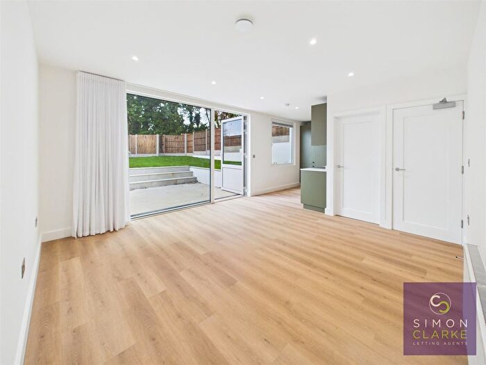 3 Bedroom Flat To Rent In Weirdale Avenue, London, N20