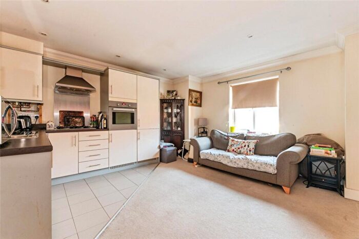 1 Bedroom Flat For Sale In Hengest Avenue, Esher, Surrey, KT10