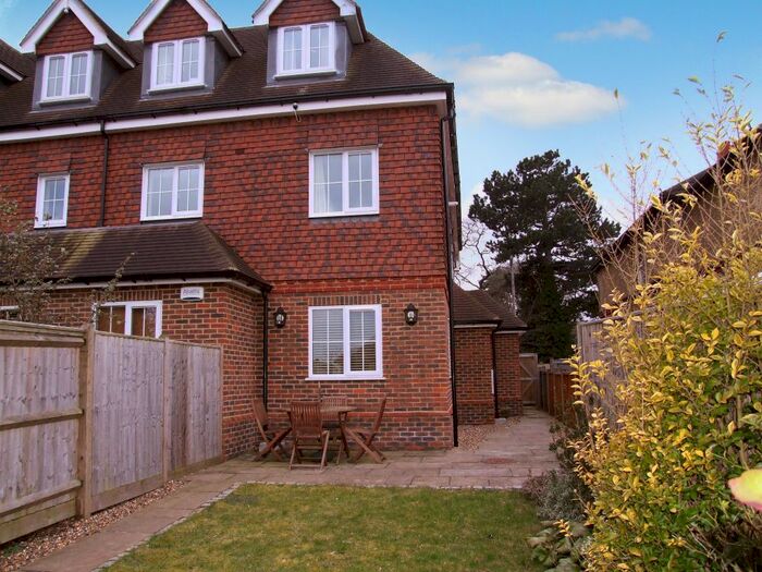 2 Bedroom Flat To Rent In Send Road, Send, Woking, GU23