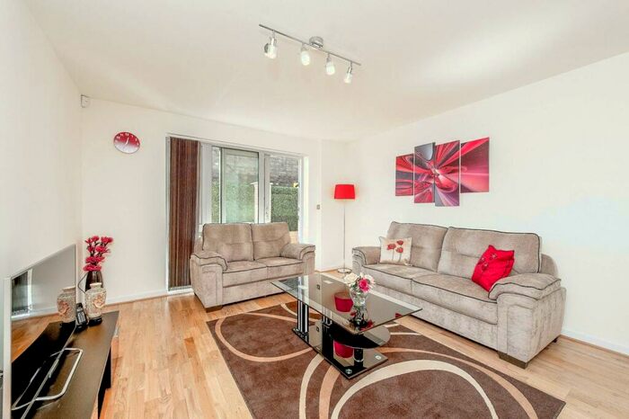 1 Bedroom Flat To Rent In Cable Street, Shadwell, London, E1