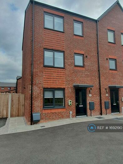 4 Bedroom Semi-Detached House To Rent In William Chadwick Close, Manchester, M40