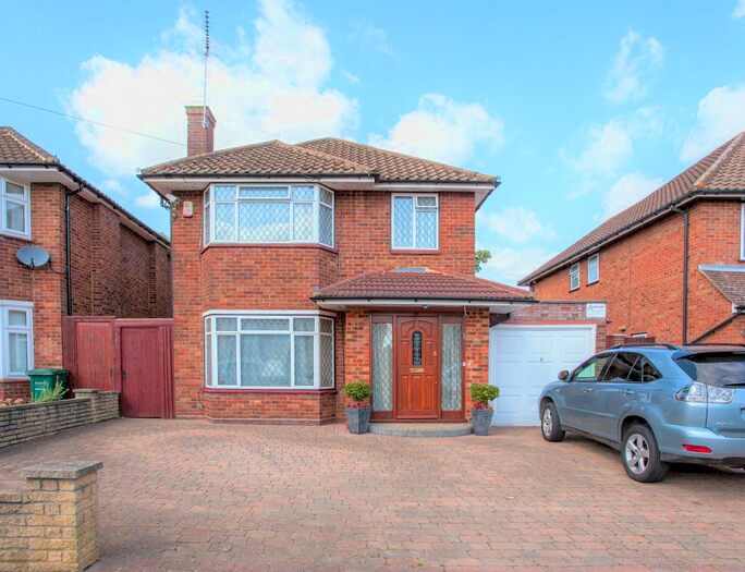 3 Bedroom Detached House To Rent In Hartland Drive, Edgware, HA8