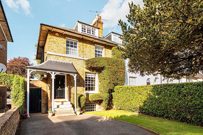 4 Bedroom Semi-detached House For Sale In Slough, SL1