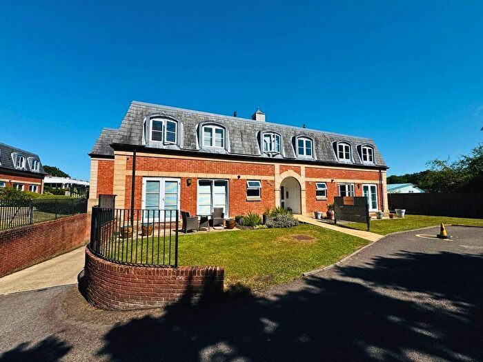 2 Bedroom Flat For Sale In Crabbett Park, Worth, RH10