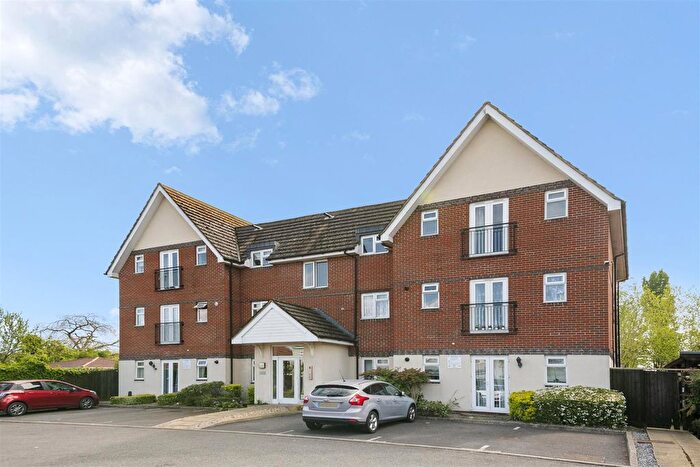 2 Bedroom Flat For Sale In Uxbridge Road, Hayes, UB4