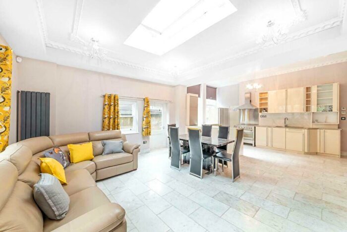 3 Bedroom Flat To Rent In Frognal, Hampstead, NW3