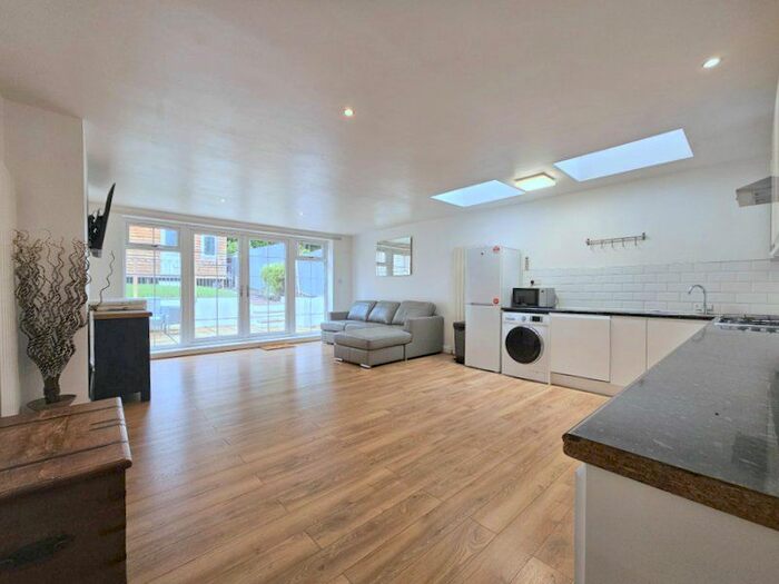 2 Bedroom Flat To Rent In Alexandra Road, London, SW19