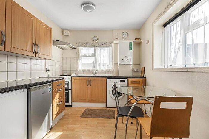 2 Bedroom Flat To Rent In Wayside, East Sheen, SW14