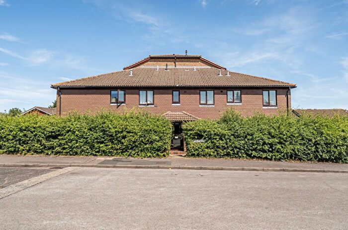 2 Bedroom Flat For Sale In Kingfisher Drive, Guildford, GU4