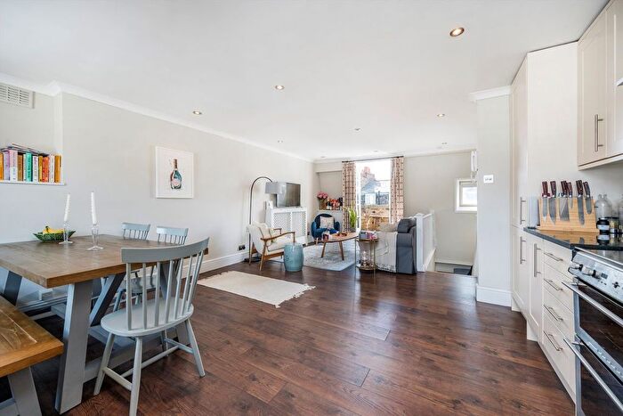 2 Bedroom Maisonette For Sale In Cambridge Street, Pimlico, SW1V