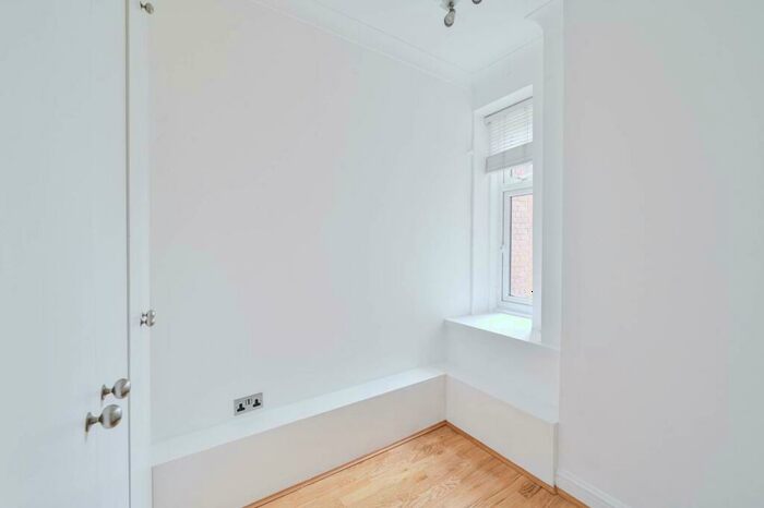 2 Bedroom Flat To Rent In Elm Tree Road, St John's Wood, London, NW8