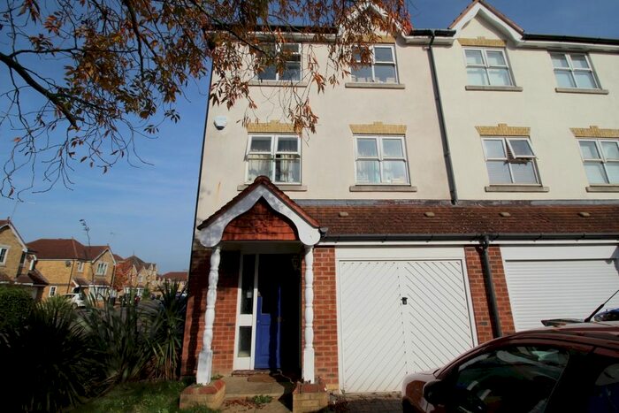6 Bedroom Semi-Detached House To Rent In Nightingale Shott, Egham, Surrey, TW20