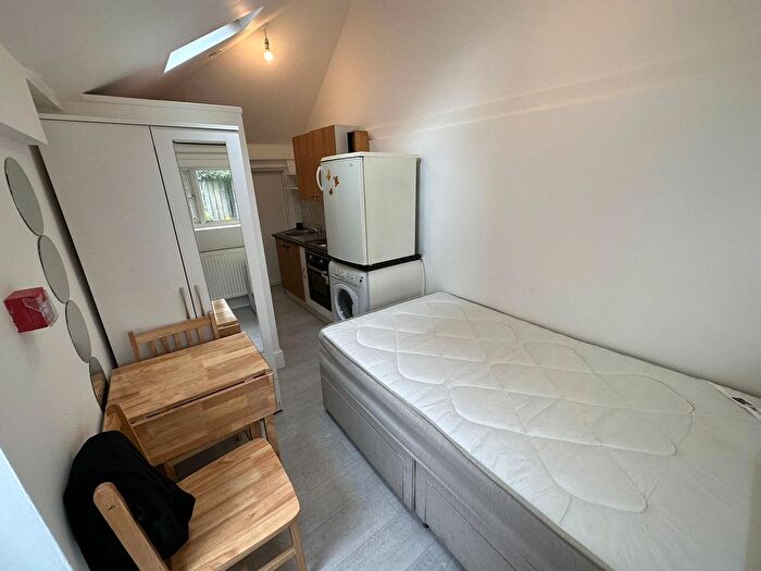 Studio To Rent In Hendon Way, London, NW2