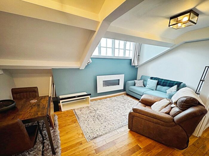 2 Bedroom Flat To Rent In Hanover Square, Leeds, West Yorkshire, LS3