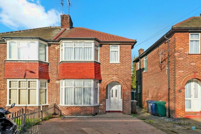 3 Bedroom Semi-Detached House To Rent In Chiltern Gardens, NW2