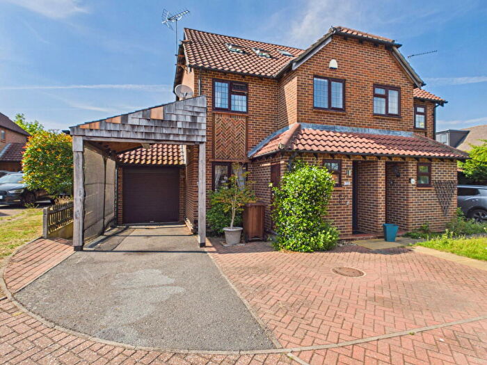 4 Bedroom Semi-Detached House For Sale In Kesteven Close, Halling, Rochester, ME2