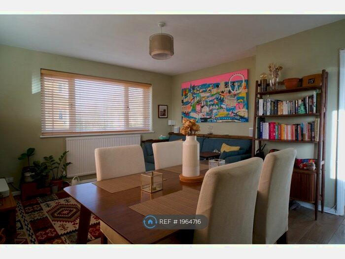 2 Bedroom Flat To Rent In Linden Court, London, SW2