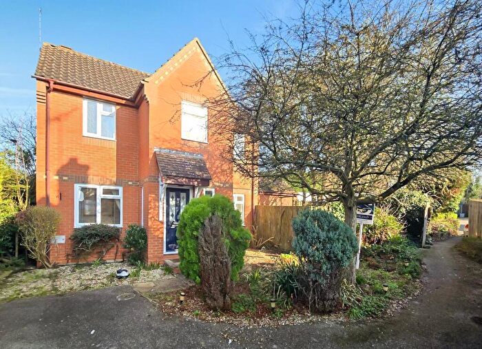 3 Bedroom Detached House For Sale In Hunsdon Close, Stantonbury Fields, Milton Keynes, MK14