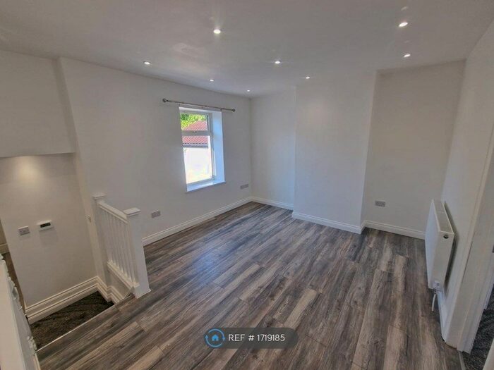 2 Bedroom Flat To Rent In Emerald Street, Cardiff, CF24