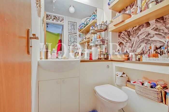 Studio To Rent In Harp Island Close, London, NW10