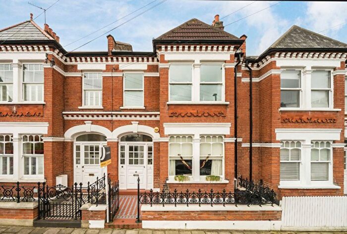 3 Bedroom Flat For Sale In Stapleton Road, London, SW17