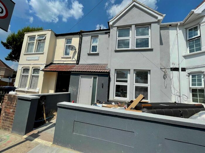 2 Bedroom Flat To Rent In Shackleton Road, Southall, UB1